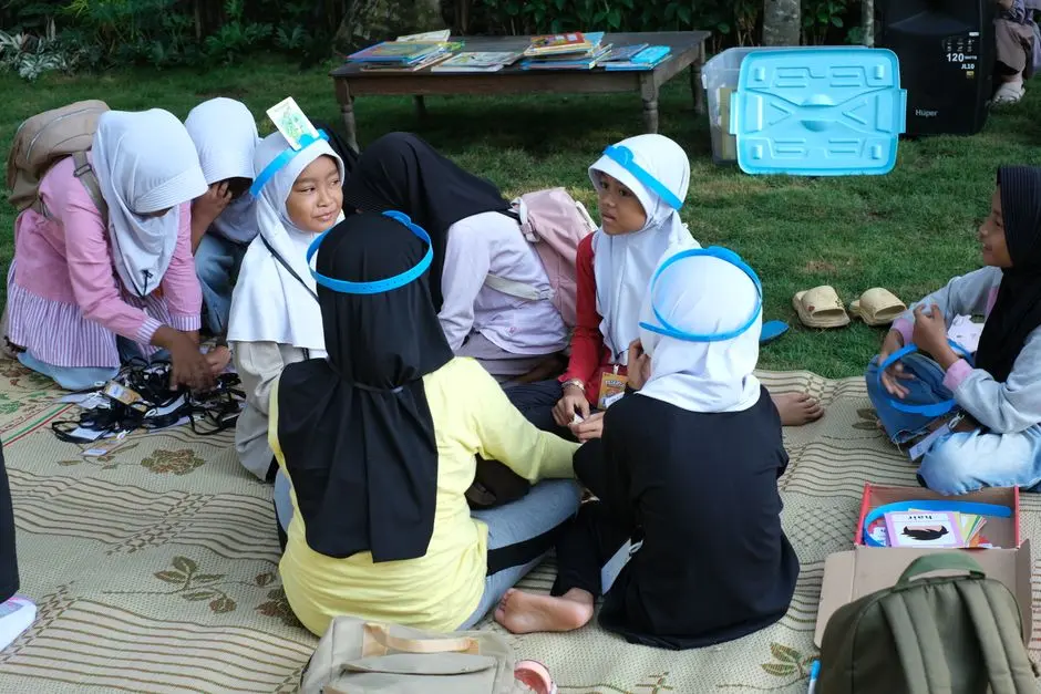 Anggota komunitas berdiskusi santai di ruang terbuka